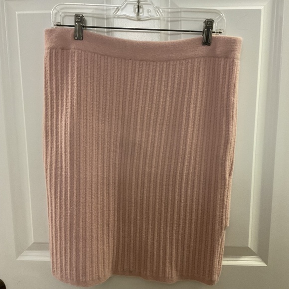 Pale Pink Knit Skirt - Picture 2 of 3
